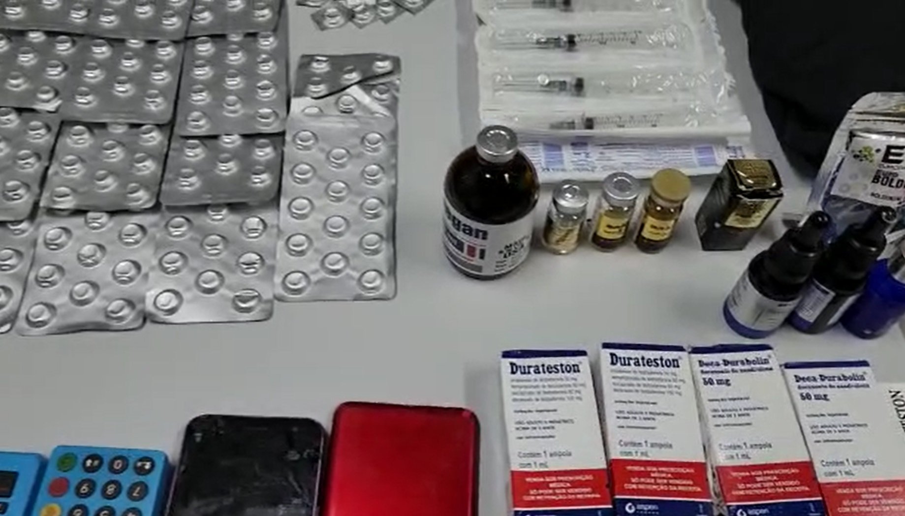 Anabolizantes e pílulas apreendidas com grupo - Foto: Divulgação/PC-AM