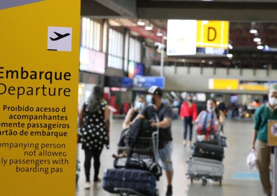 Anvisa sugere uso de máscaras nos aeroportos para público vulnerável - Foto: Rovena Rosa/Agência Brasil