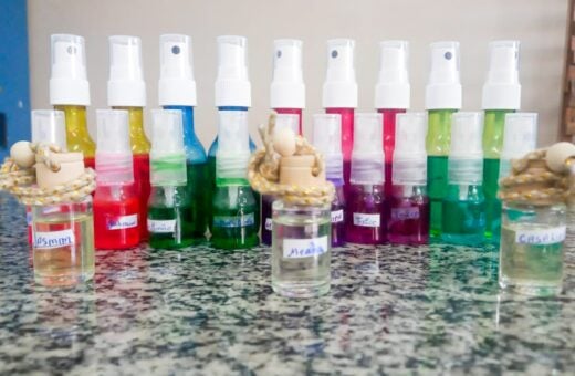 Aromatizantes e outros produtos de limpeza foram produzidos em aulas de química dos alunos da EJA - Foto: Arquivo Pessoal/Manoel Jeffreys