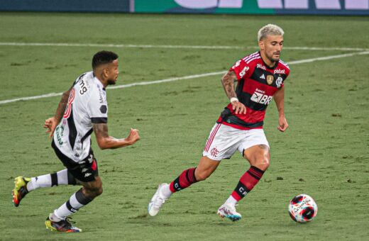 Uruguaio foi substituído no último clássico contra o Vasco, após sentir dores na coxa - Foto: Paula Reis/CRF/divulgação