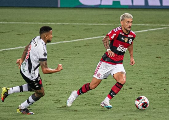 Uruguaio foi substituído no último clássico contra o Vasco, após sentir dores na coxa - Foto: Paula Reis/CRF/divulgação