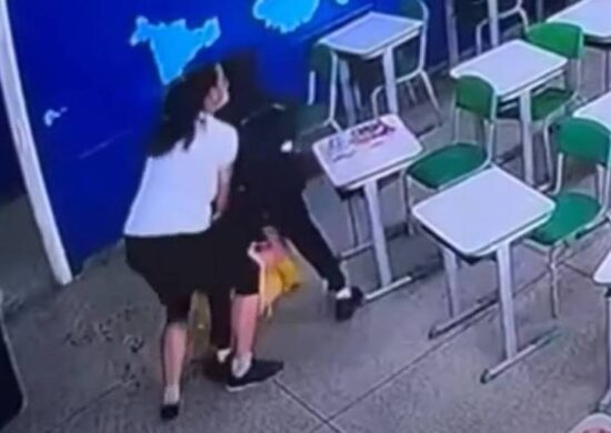 Imagem de vídeo de câmera de segurança mostra professora tentando conter autor do ataque em escola de SP - Foto: Reprodução/SBT