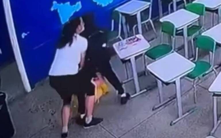 Imagem de vídeo de câmera de segurança mostra professora tentando conter autor do ataque em escola de SP - Foto: Reprodução/SBT