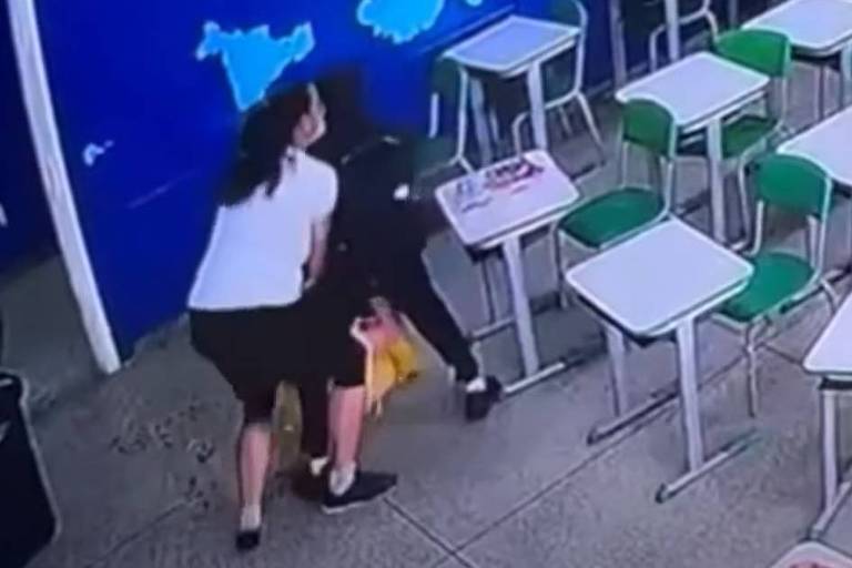 Imagem de vídeo de câmera de segurança mostra professora tentando conter autor do ataque em escola de SP - Foto: Reprodução/SBT