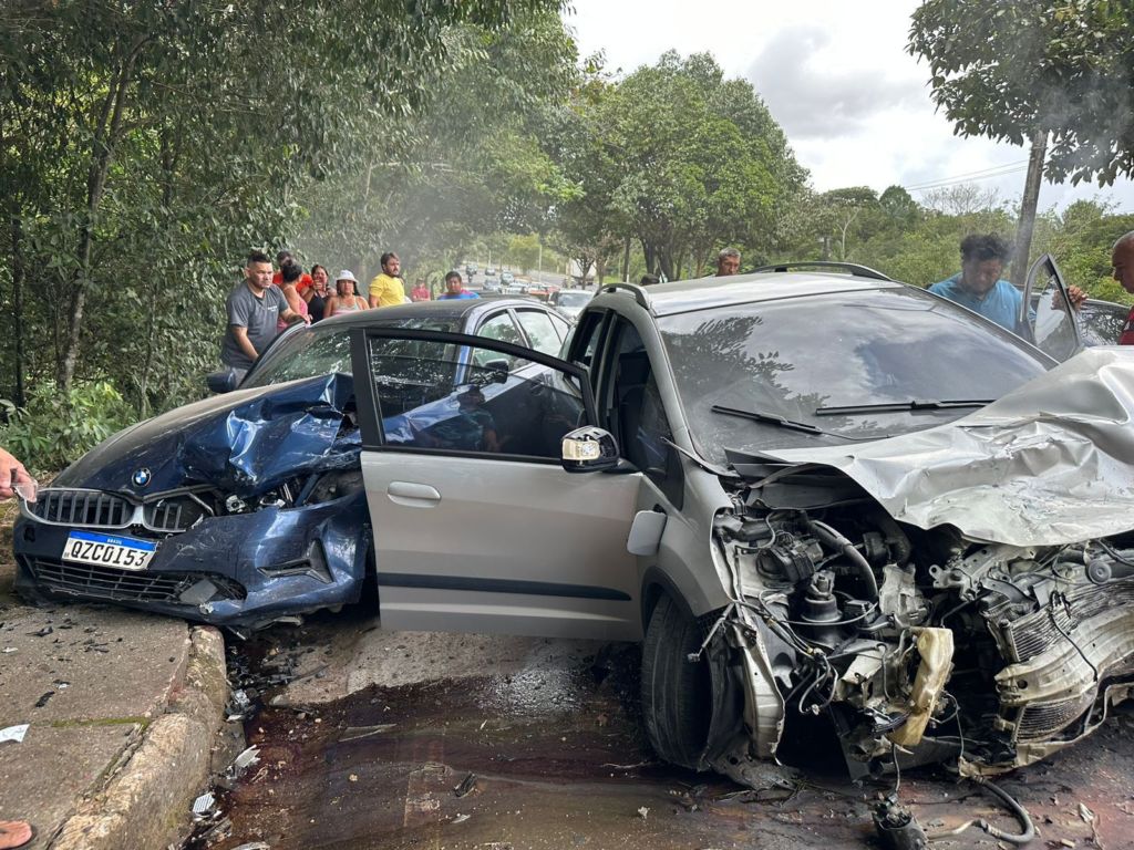 BMW e Honda ficaram destruídos após colisão na avenida do Turismo - Foto: Reprodução/WhatsApp