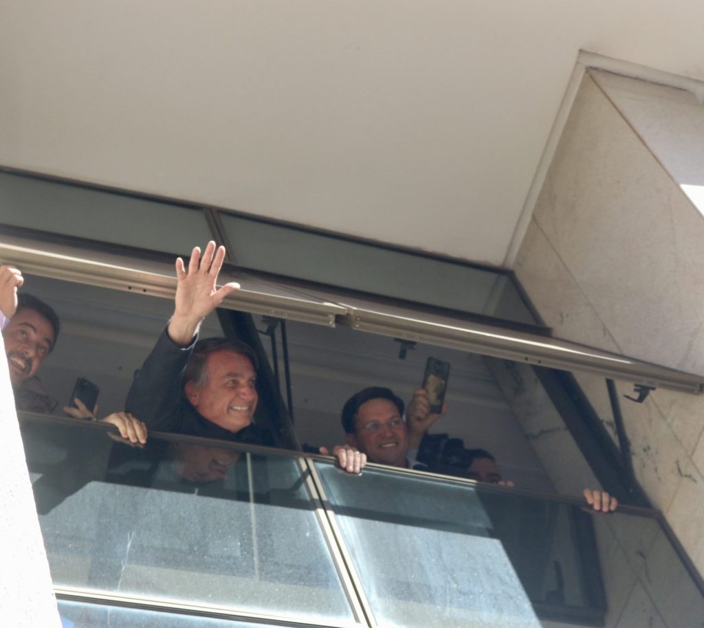 O ex-presidente Jair Bolsonaro acena de uma janela na sede do PL, no Brasil 21, no centro de Brasília - Foto: Frederico Brasil/The News 2/Estadão Conteúdo