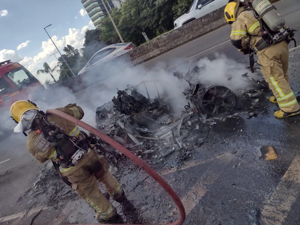 Militares atuaram para conter chamas na Lamborghini - Foto: Divulgação/Corpo de Bombeiros