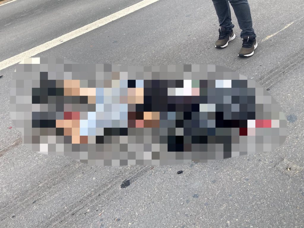Homem de 34 anos teve a cabeça esmagada após cair da moto - Foto: Reprodução/WhatsApp