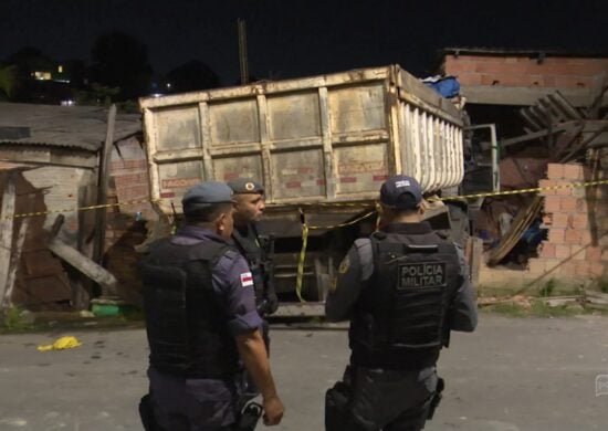 Caçamba perde o freio em ladeira e invade casa na Zona Norte de Manaus