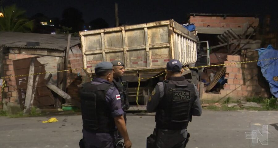 Caçamba perde o freio em ladeira e invade casa na Zona Norte de Manaus