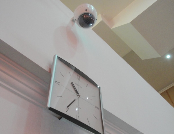PL sobre instalação das câmeras de segurança em unidades de saúde segue para sanção do prefeito David Almeida - Foto: Reprodução/Wikimedia Commons