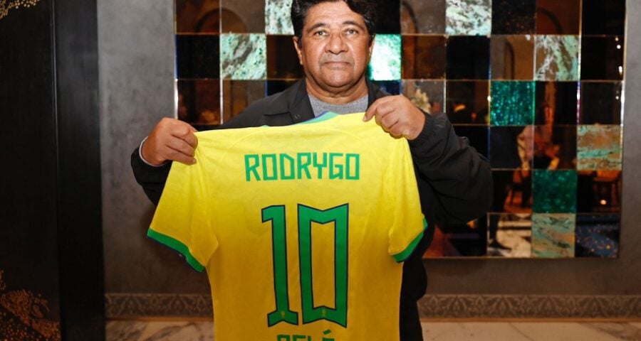 Presidente da CBF, Ednaldo Rodrigues, exibe camisa com homenagem ao Rei do Futebol - Foto: Rafael Ribeiro/CBF/divulgação