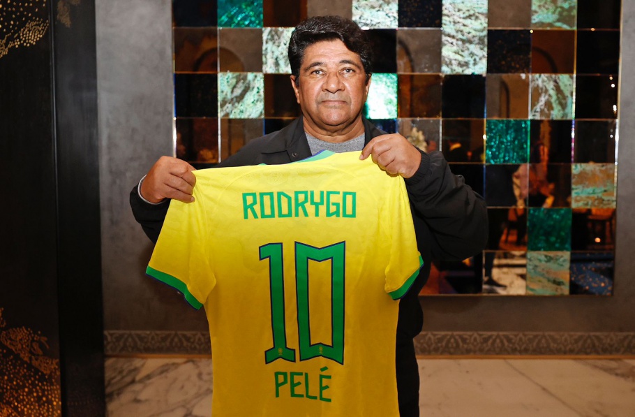 Presidente da CBF, Ednaldo Rodrigues, exibe camisa com homenagem ao Rei do Futebol - Foto: Rafael Ribeiro/CBF/divulgação