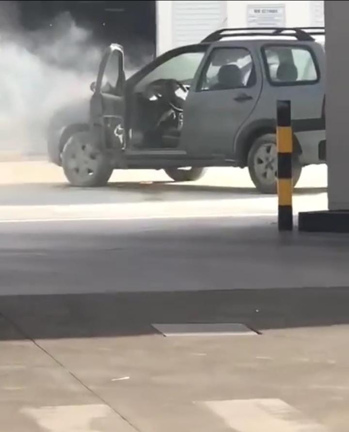 VÍDEO: Carro pega fogo em posto de combustível em Boa Vista-RR