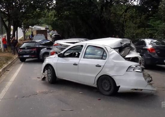 Carros envolvidos em duplo acidente causam engavetamento em Manaus