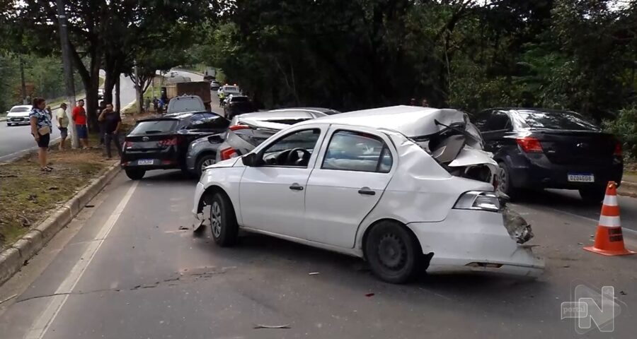 Carros envolvidos em duplo acidente causam engavetamento em Manaus