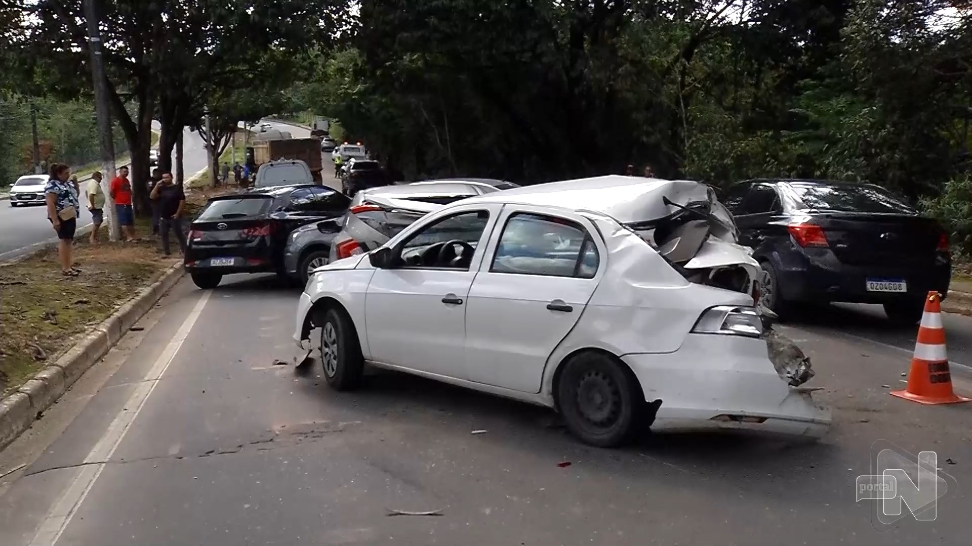 Carros envolvidos em duplo acidente causam engavetamento em Manaus