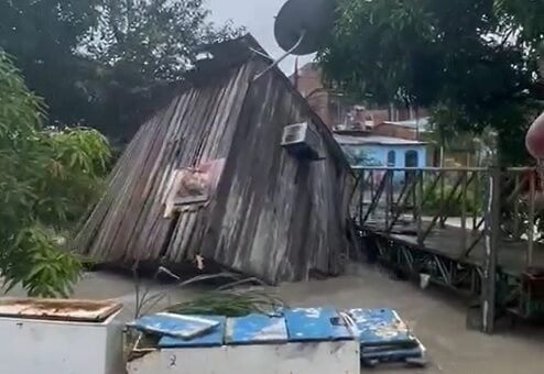 Moradores registram momento em que casas são levadas pelas águas durante chuva - Foto: Reprodução/WhatsApp