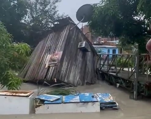Moradores registram momento em que casas são levadas pelas águas durante chuva - Foto: Reprodução/WhatsApp