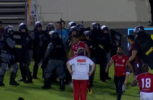 Batalhão de Choque entrou em campo para proteger o árbitro diante da confusão - Foto: Reprodução/Twitter @geglobo