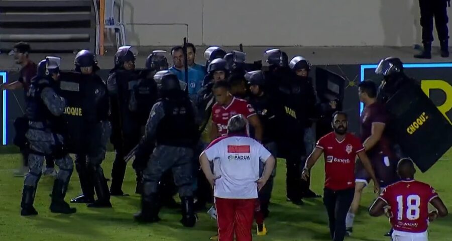 Batalhão de Choque entrou em campo para proteger o árbitro diante da confusão - Foto: Reprodução/Twitter @geglobo