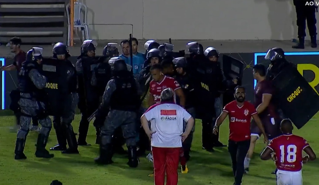 Batalhão de Choque entrou em campo para proteger o árbitro diante da confusão - Foto: Reprodução/Twitter @geglobo