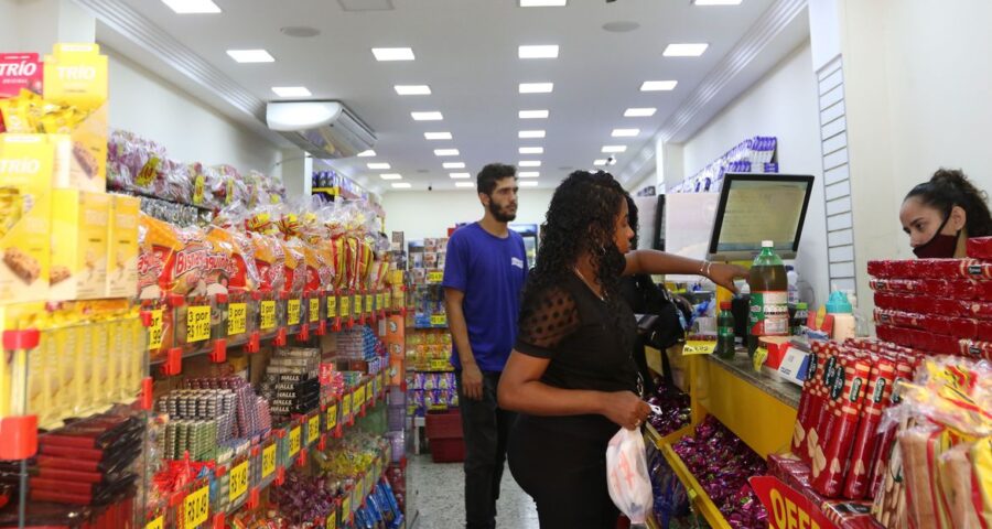 Segundo estudo sobre intenção de consumo das famílias, acesso ao crédito teve recuo em março - Foto: Tânio Rêgo/Agência Brasil