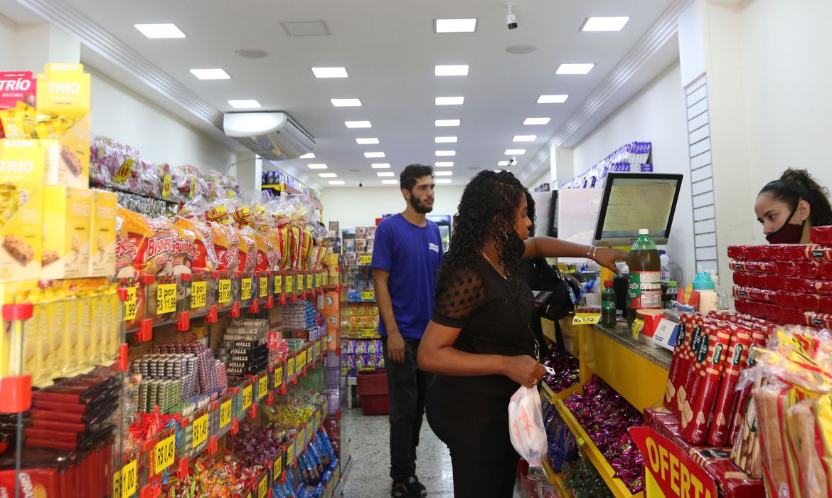 Segundo estudo sobre intenção de consumo das famílias, acesso ao crédito teve recuo em março - Foto: Tânio Rêgo/Agência Brasil