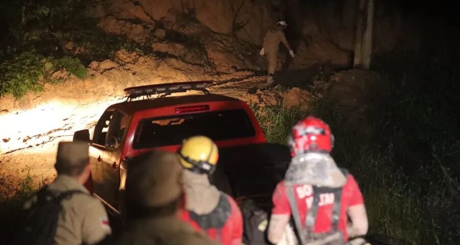 deslizamento de barranco terra em Manaus