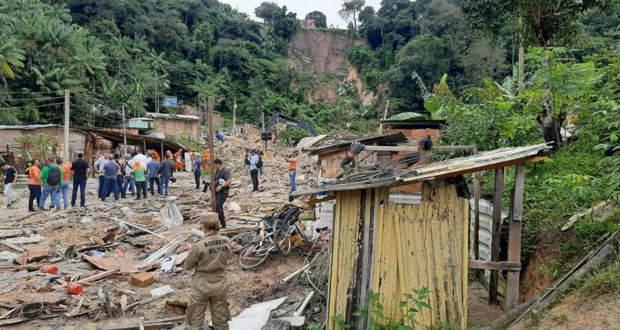 Deslizamento de terra devido às chuvasprovocou a morte de 8 pessoas em Manaus - Foto: André Mereilles/Portal Norte