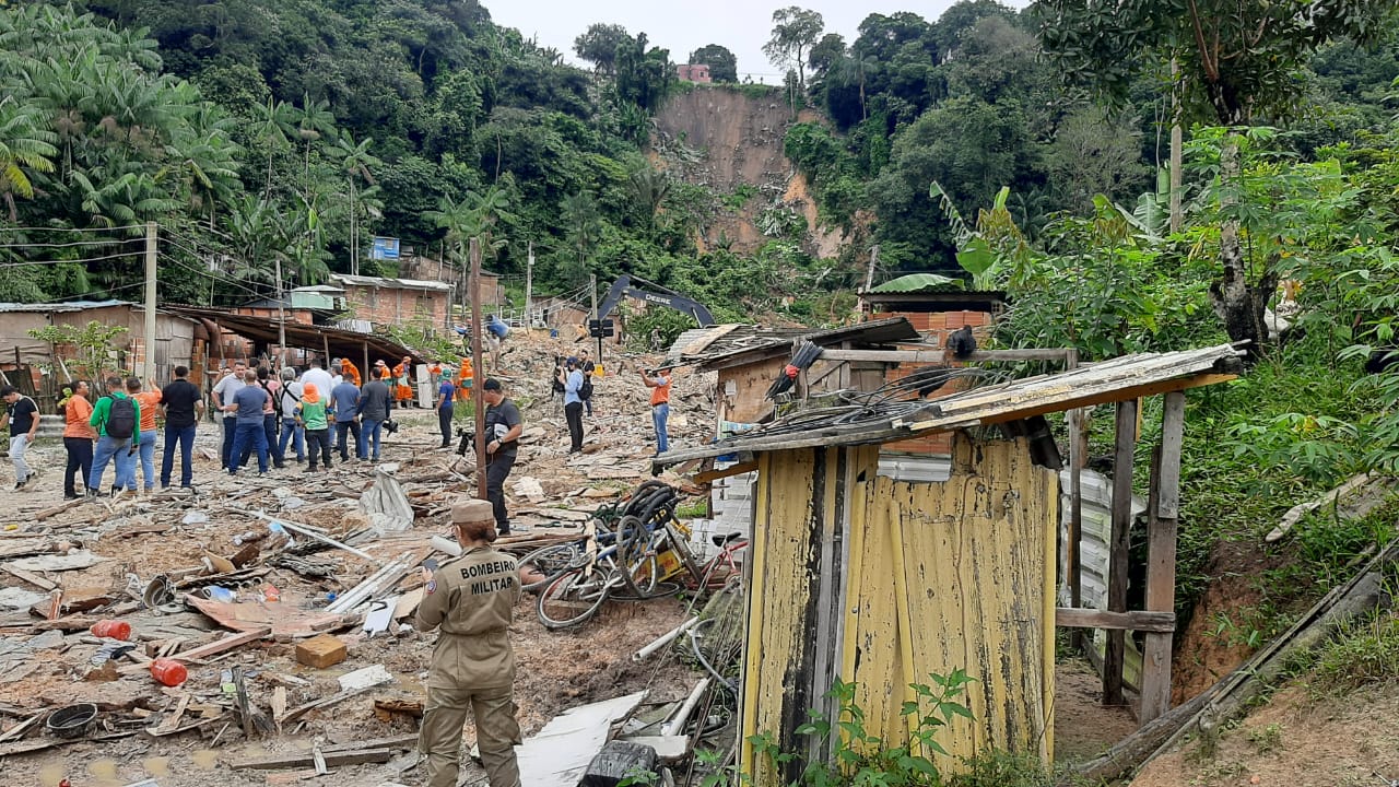 Deslizamento de terra devido às chuvasprovocou a morte de 8 pessoas em Manaus - Foto: André Mereilles/Portal Norte