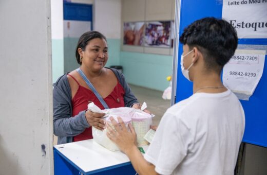 Entrega do Leite do Meu Filho ocorre duas centrais em Manaus - Foto: Henrique Souza/Semsa