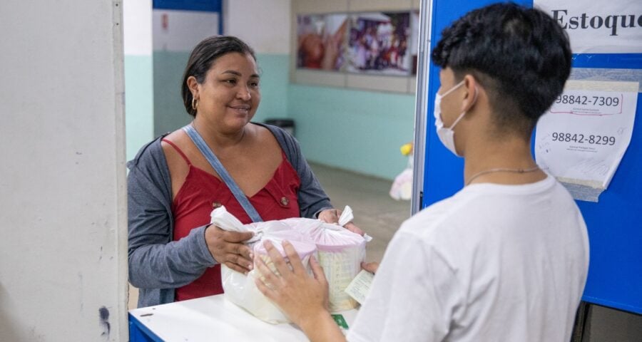 Entrega do Leite do Meu Filho ocorre duas centrais em Manaus - Foto: Henrique Souza/Semsa