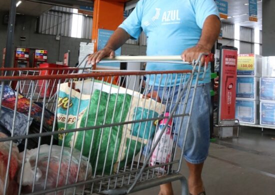 Fiscalização do Ipem-AM no Dia do Consumidor ocorre em diversos estabelecimentos comerciais, inclusive em supermercados da capital - Foto: Roberto Carlos/Secom