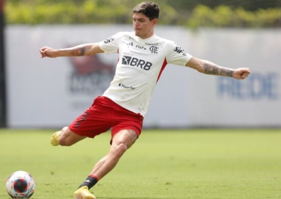 Ayrton Lucas treinando cruzaentos nesta quinta (23), no CT do Ninho do Urubu - Foto: Gilvan de Souza/Flamengo/divulgação