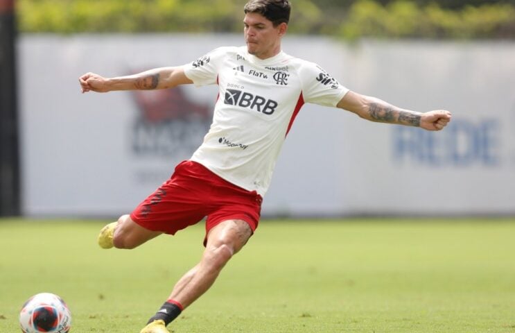 Ayrton Lucas treinando cruzaentos nesta quinta (23), no CT do Ninho do Urubu - Foto: Gilvan de Souza/Flamengo/divulgação