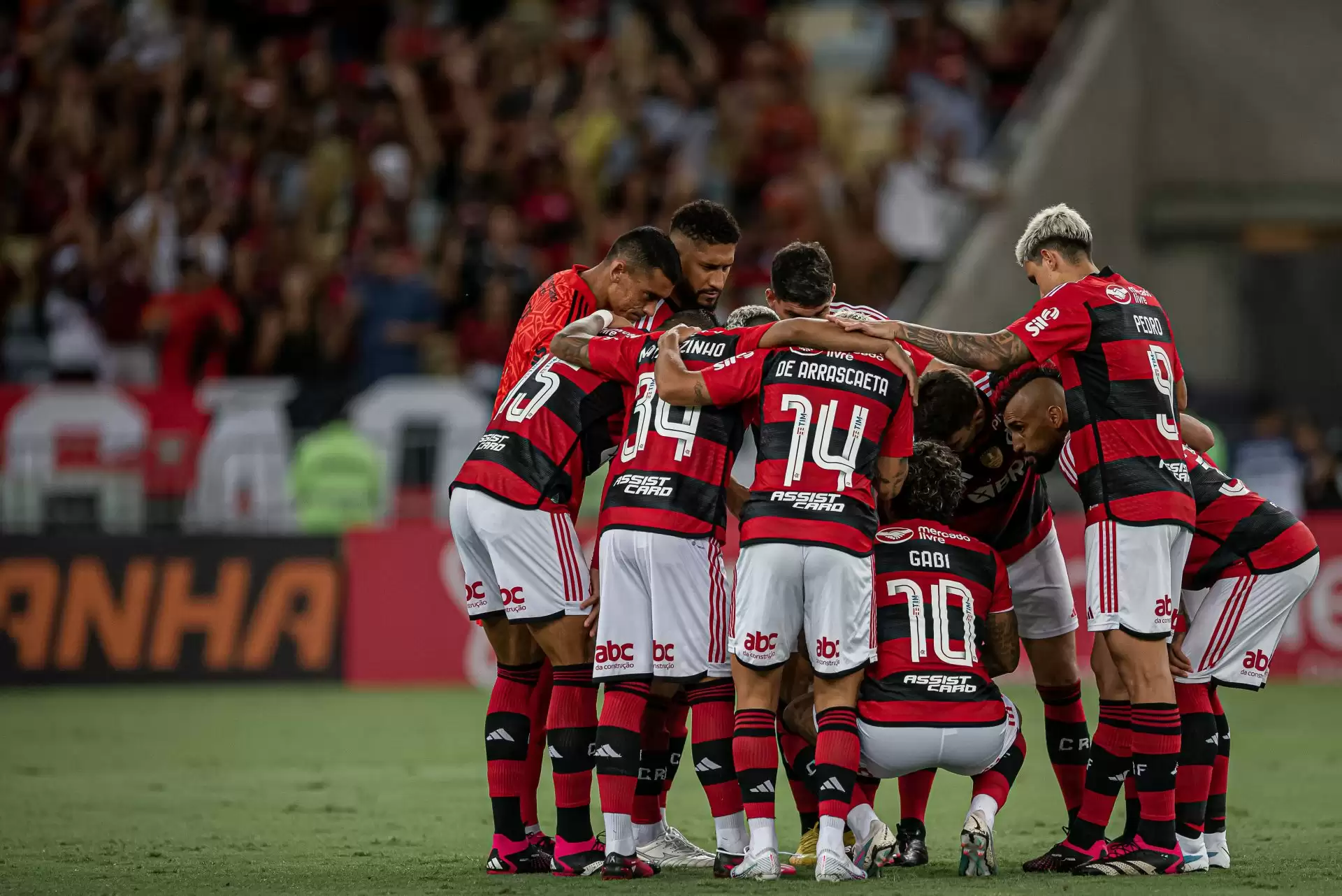 Com gols no começo do jogo, Flamengo derrota o Botafogo e se sustenta na  liderança