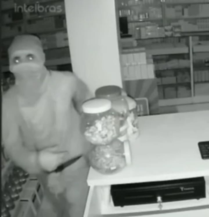 Homem cobria o rosto com camisa durante furto na loja agropecuaria - Foto: Reprodução/WhatsApp