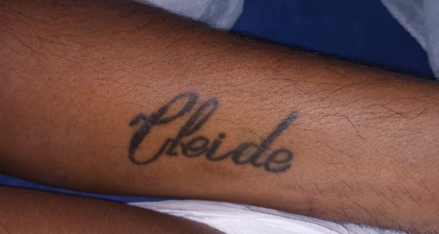 Homem internado tem tatuagem com nome Cleide - Foto: Divulgação/SES-AM