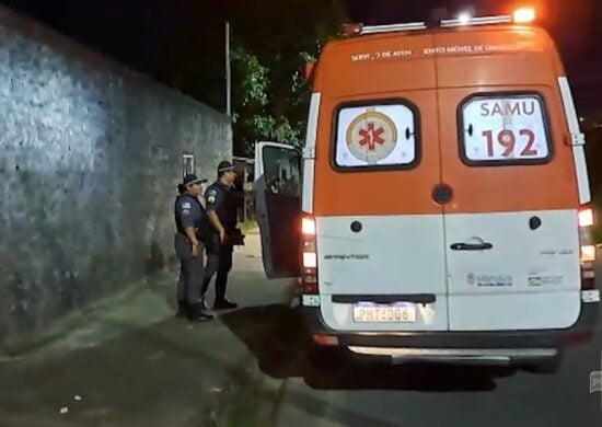 Homem tem mãos perfuradas por disparos de arma de fogo em Manaus