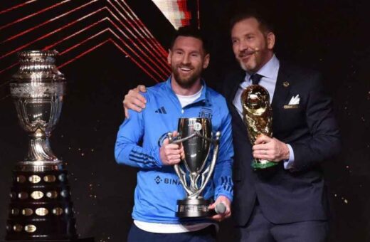 Messi ganhou escultura que será exposta no museu da Conmebol, junto com as imagens de Pelé e Maradona - Foto: Norberto Duarte/AFP/Getty Images