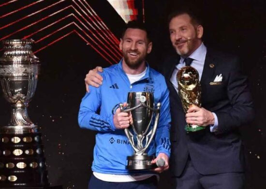 Messi ganhou escultura que será exposta no museu da Conmebol, junto com as imagens de Pelé e Maradona - Foto: Norberto Duarte/AFP/Getty Images