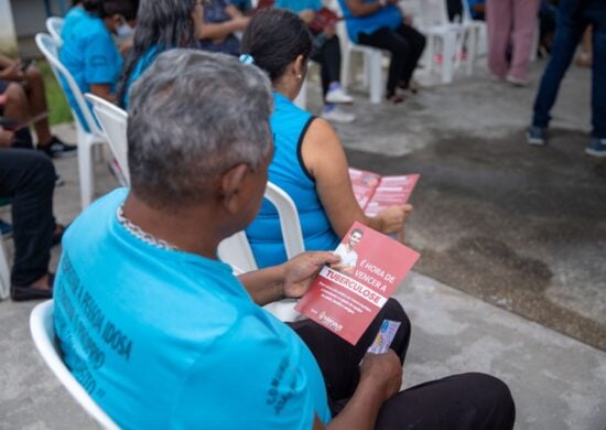 Informações sobre a tuberculose são direcionadas aos idosos devido vulnerabilidade desse público - Foto: Henrique Souza/Semsa