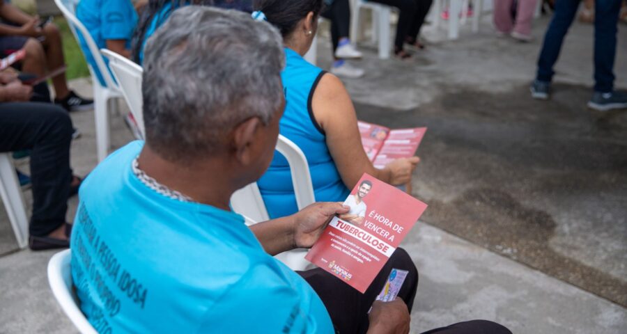 Informações sobre a tuberculose são direcionadas aos idosos devido vulnerabilidade desse público - Foto: Henrique Souza/Semsa