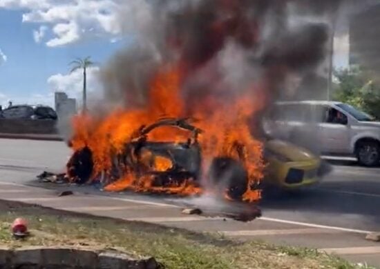 Lamborghini em chamas em Belo Horizonte - Foto: Reprodução/Twitter @heverntonfutebol