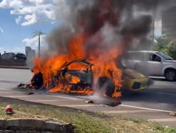 Lamborghini em chamas em Belo Horizonte - Foto: Reprodução/Twitter @heverntonfutebol