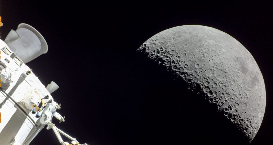 Água na lua é encontrada em esferas chamadas de 'sujeira lunar' - Foto: Reprodução/Twitter @Nasa