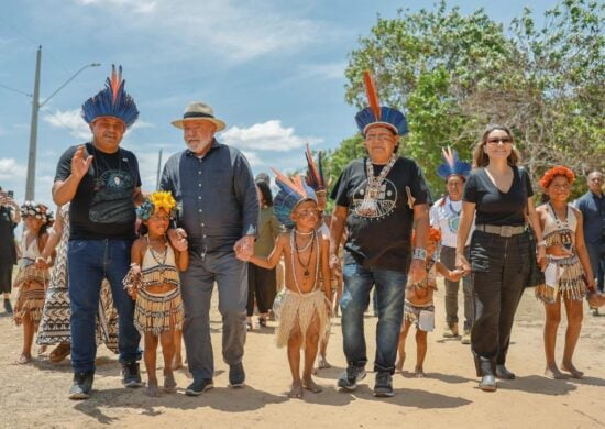 Mortes Violentas de Indígenas de Roraima Lula posa para foto com indígenas em Roraima - Foto: Ricardo Stuckert/PR