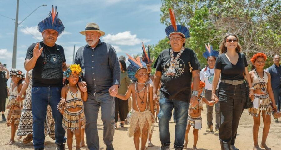 Mortes Violentas de Indígenas de Roraima Lula posa para foto com indígenas em Roraima - Foto: Ricardo Stuckert/PR