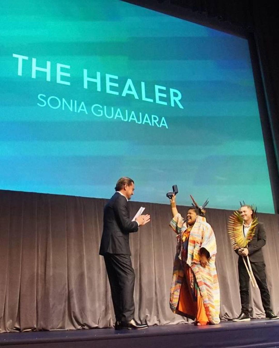 Ministra dos Povos Indígenas recebeu prêmio 'The Healer' - Foto: Reprodução/Instagram @ leonardodicaprio @guajajarasonia